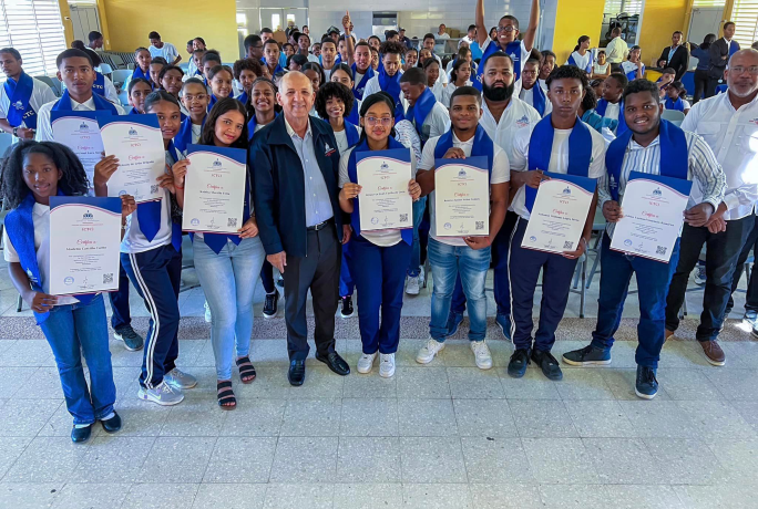 Centros Tecnológicos Comunitarios certifica a 400 jóvenes y adultos de Azua y San Juan