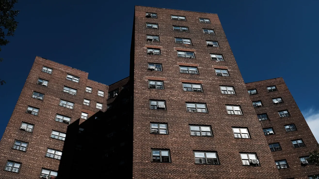 Lo mataron mientras enviaba mensaje de texto a su niño: balacera en patio infantil en Nueva York