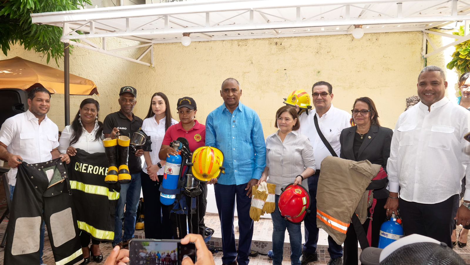 *Senador Julito Fulcar a través del Index entrega equipos a las tres dotaciones de bomberos de la Provincia Peravia.*