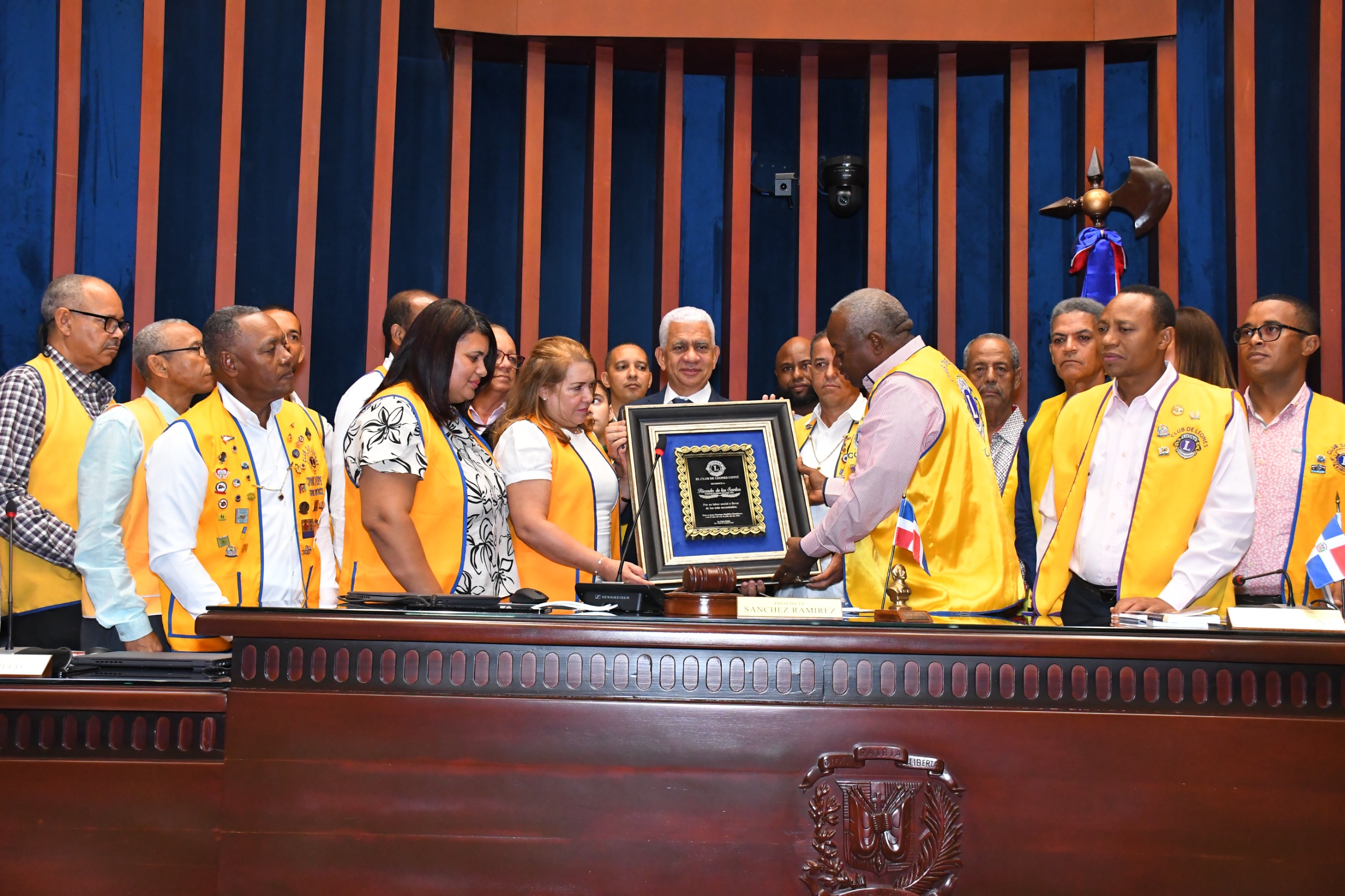 Club de Leones Cotuí reconoce al presidente del Senado por sus aportes y labor social en su provincia