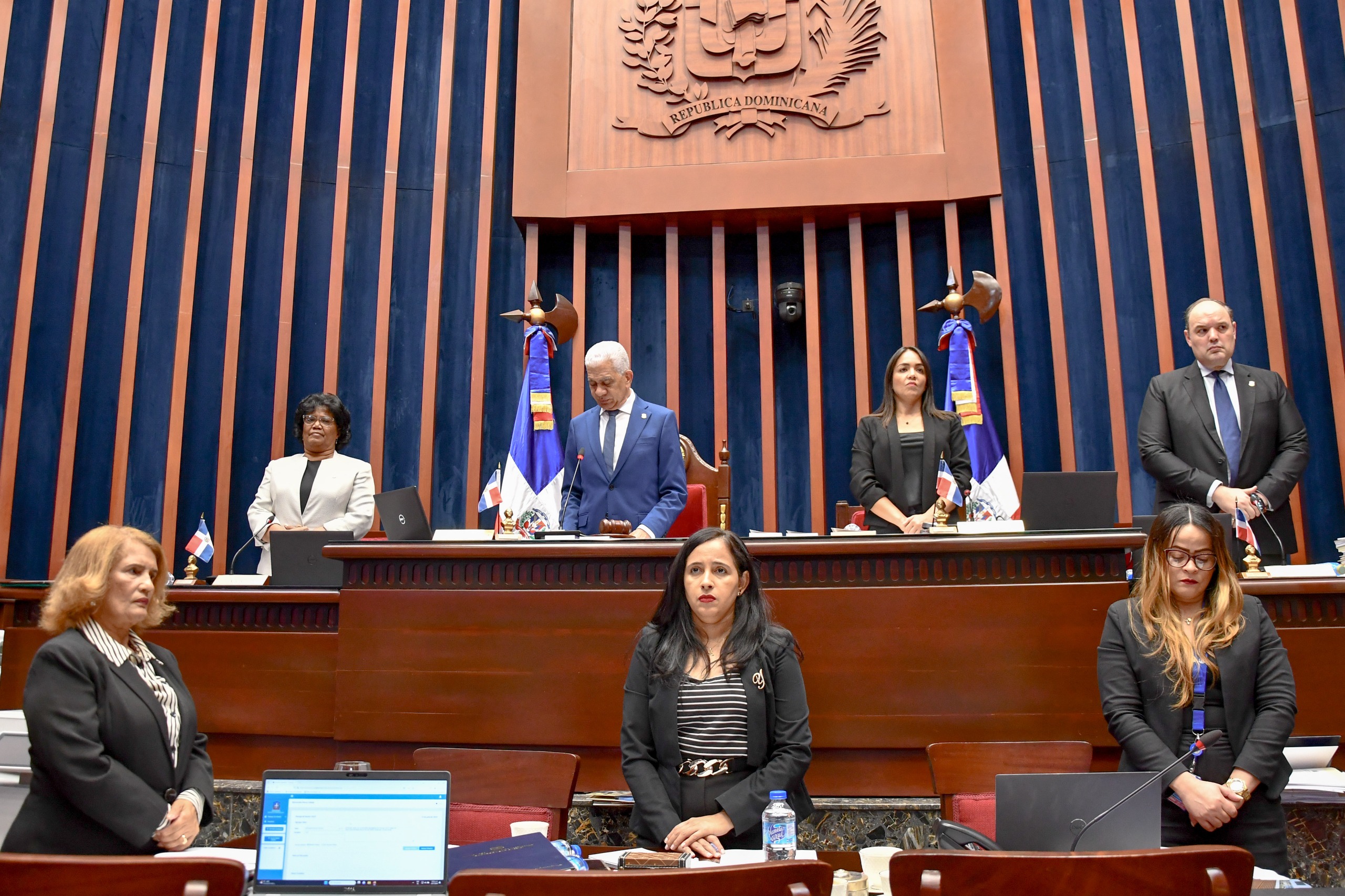 Senado aprueba proyecto modifica Ley Contrataciones Públicas que prohíbe al presidente y vicepresidente contratar con el Estado