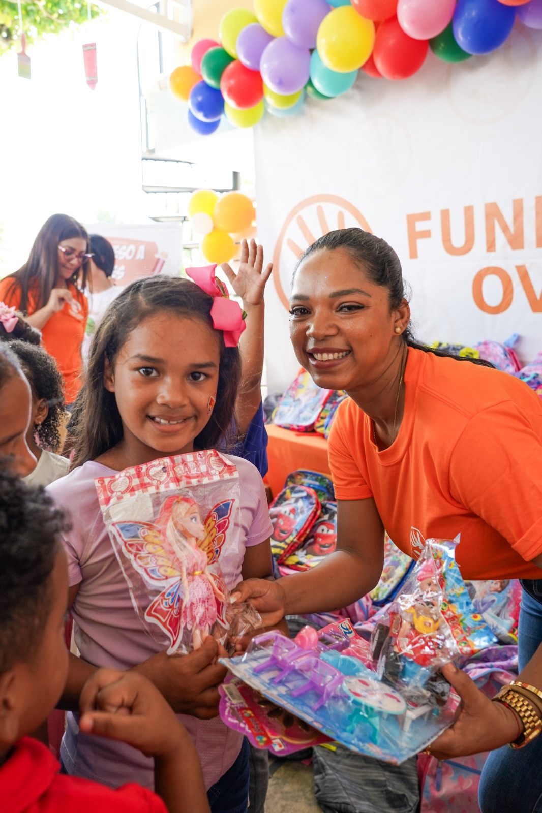 Fundación Oviedo entrega útiles escolares a más de 100 niños en Moca La actividad reafirma el compromiso de la Fundación con el bienestar de la niñez dominicana.