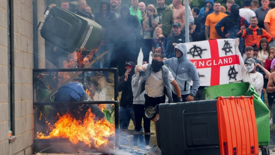 Las violentas protestas en el Reino Unido muestran cómo las redes sociales pueden incitar al daño en la vida real. Esto solo está empeorando