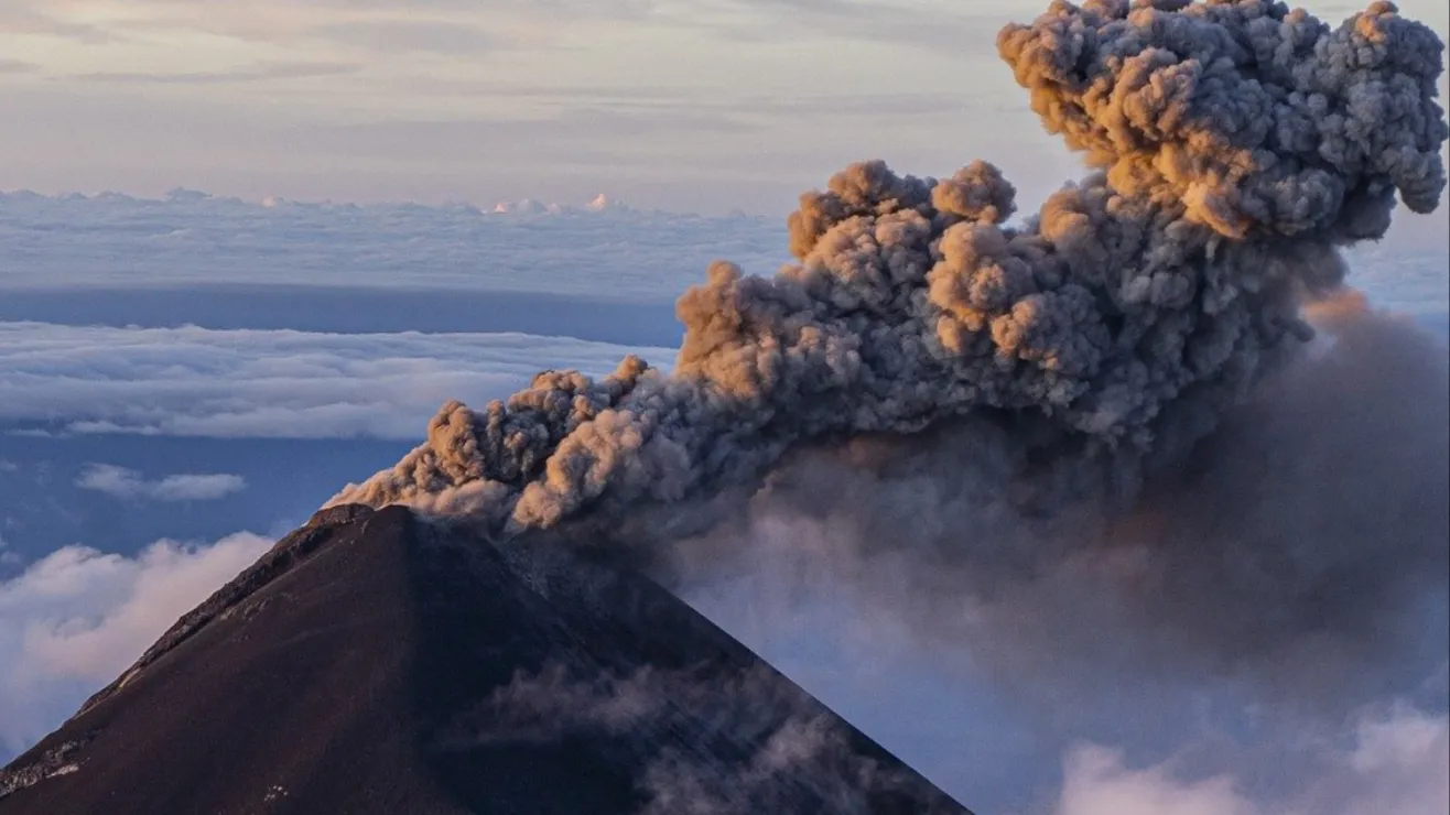 Escaladores lograron escapar cuando un volcán en Indonesia hizo erupción