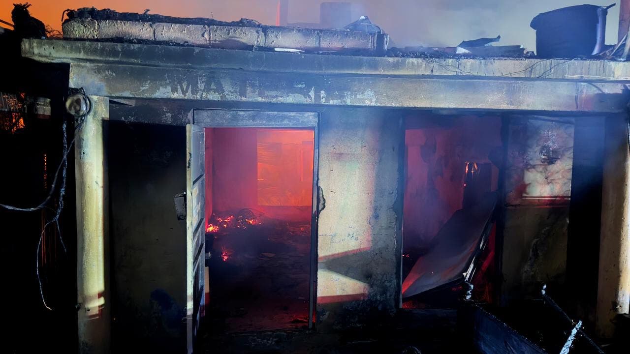 Incendio arrasa con varias viviendas y un taller de ebanistería en Santiago