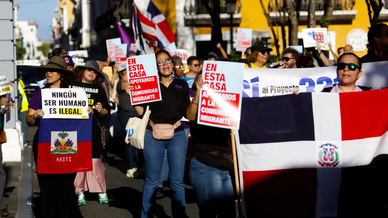 Decenas de personas protestan en Puerto Rico contra arrestos de migrantes por parte de ICE