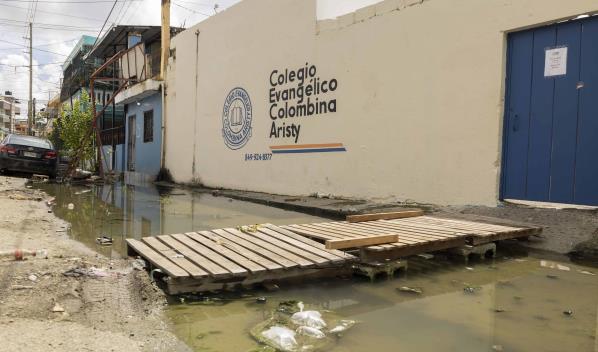 Vecinos de Los Mina preocupados por charco contaminante