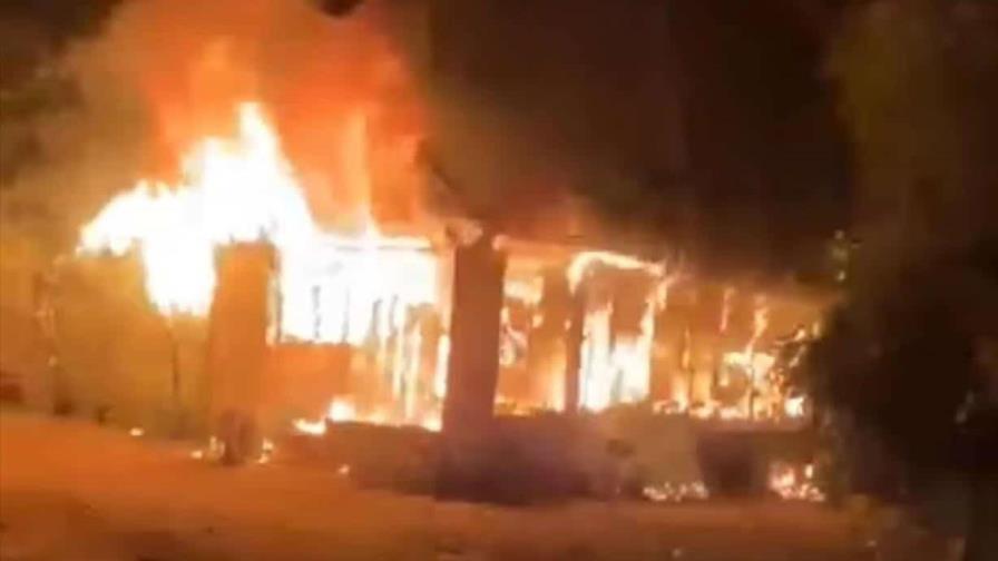 Mujer muere y su pareja resulta herida durante incendio de su vivienda en Santiago