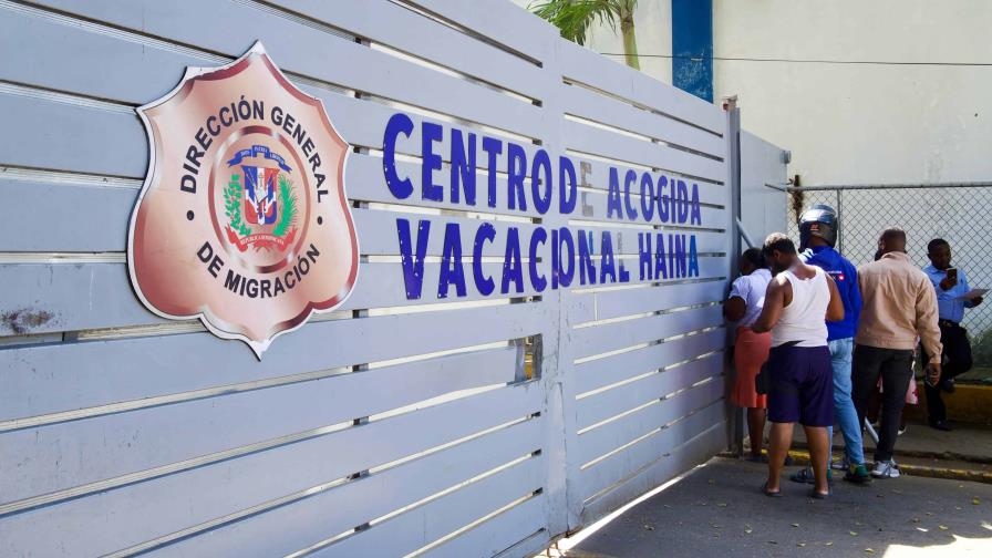 Cientos de dominicanos deportados desde EE. UU. son llevados al Centro Vacacional de Haina