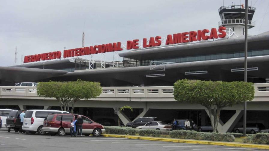 Los riesgos de apuntar un avión con luz láser; piloto cuenta experiencia a bordo de cabina