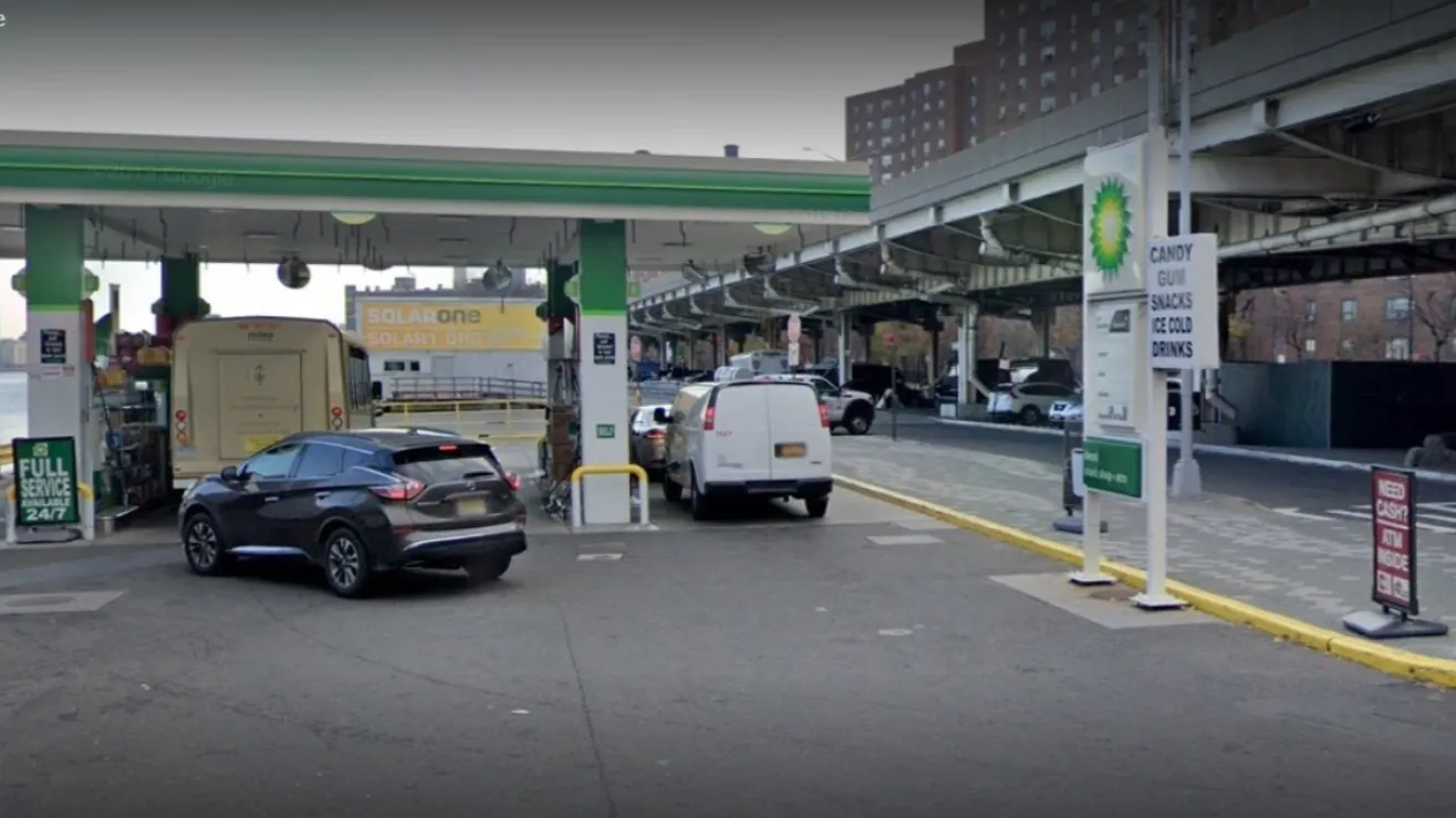 Dos apuñalados durante robo en gasolinera al comenzar el día en Nueva York