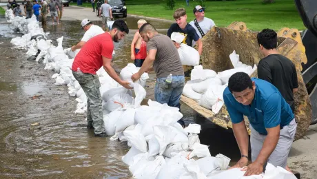 “Inundaciones catastróficas” en el alto Medio Oeste causan evacuaciones mientras una ola de calor que bate récords sacude el Oeste y el Atlántico Medio