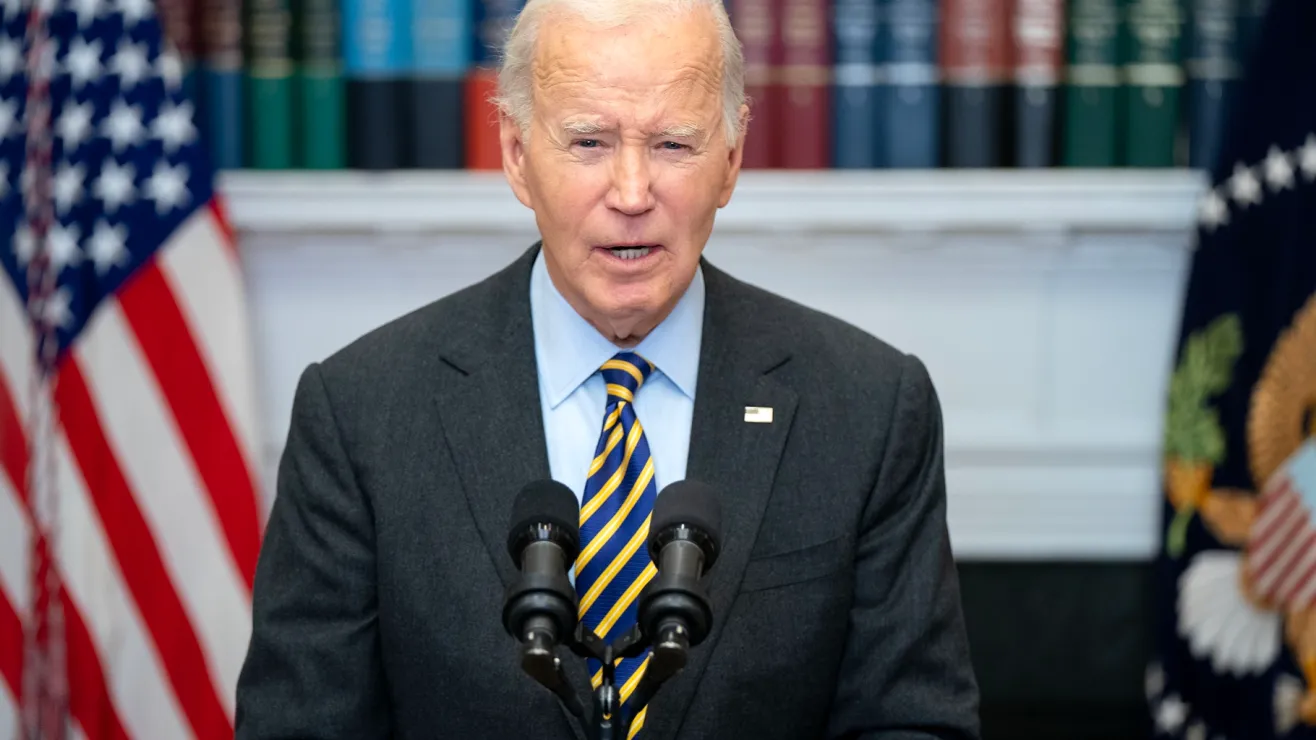 Biden califica de vergonzosa decisión de Meta de abandonar verificación de datos