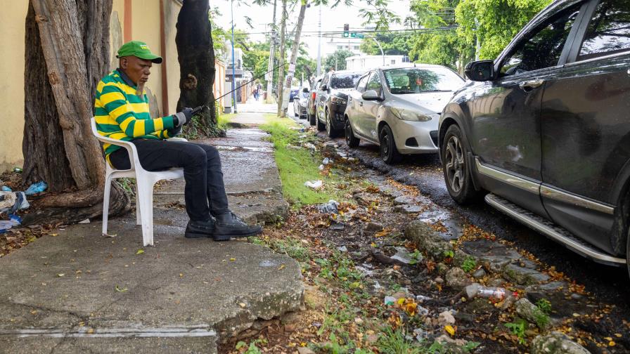 Acera no apta para peatones en la calle Galván