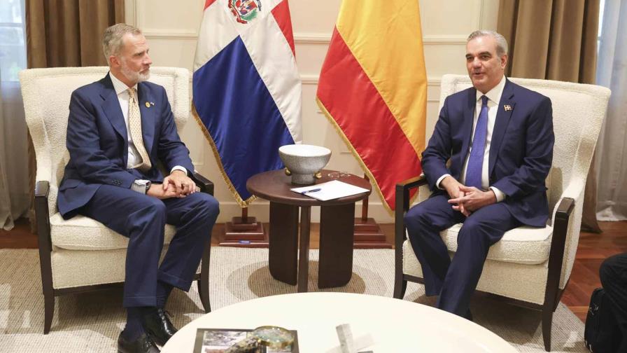 Felipe VI se reúne con Abinader en Santo Domingo en vísperas de investidura presidencial