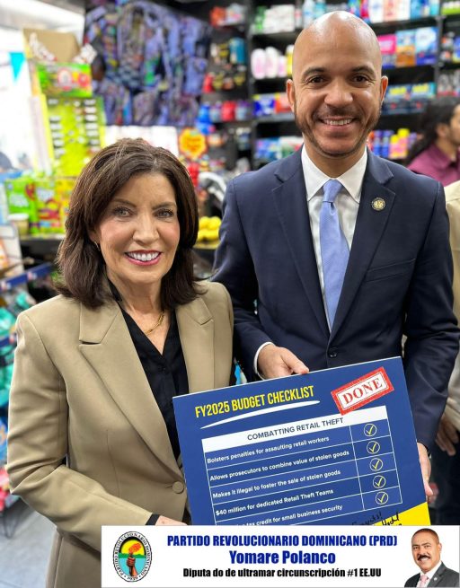 Gobernadora Kathy Hochul y asambleísta estatal Manny De Los Santos visitan bodega dominicana del Alto Manhattan