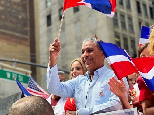 Espaillat recibe respaldo comunidad dominicana NYC; valoran su defensa a dominicanidad